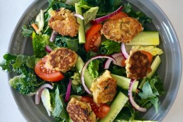 Kikert boller: Tallerken med kikertboller og salat.