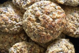 Proteinrundstykker, nystekte i en brødkurv