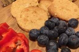 sprø ostekjeks på fat med blåbær og paprika